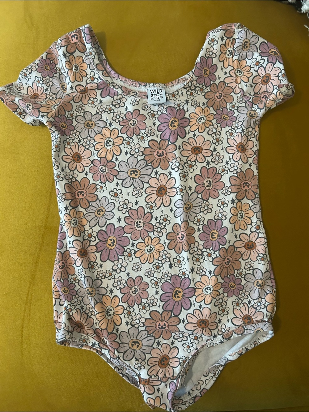 Wild Rich Kids  Floral pumpkin  Short-Sleeve Kids Bodysuit in Cream and Pink